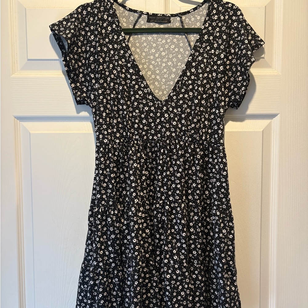 Urban Outfitters Black and White Floral Dress v neck full skirt flatering size S